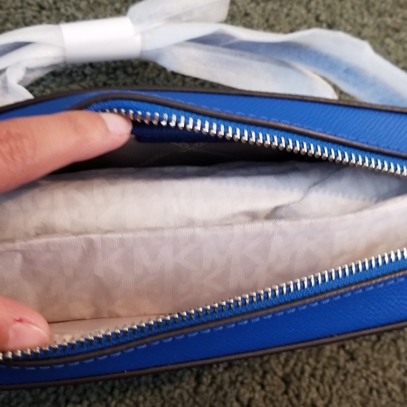 SOLD! Michael Kors large crossbody leather - Picture 2 of 4